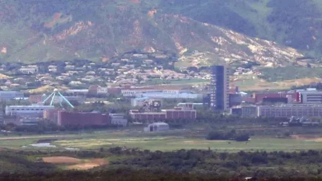 북한이 남북공동연락사무소를 폭파한 지 1년이 된 16일 오후 경기도 파주 접경 지역에서 바라본 개성공단 내 남북공동연락사무소와 개성공단 지원센터가 뼈대를 드러낸 채 방치돼 있다