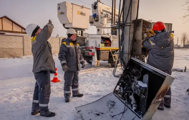 Електрики ремонтують обладнання