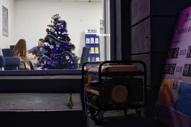 Генератор на тлі відділення банку, в якому є світло