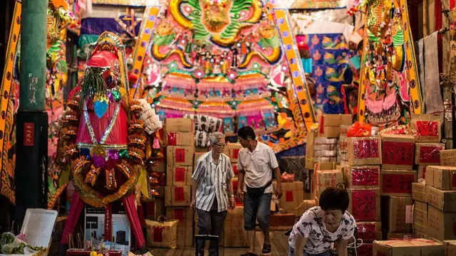 Ofrendas para los difuntos en el Festival de los Fantasmas Hambrientos en Hong Kong.