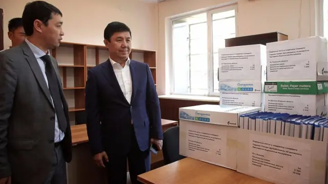 Талапкерлерден Сариев кол тамгаларын биринчи тапшырды