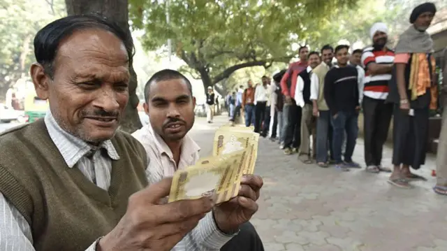 सन् २०१६ मा भारतमा नोटबन्दी हुँदा पुरानो नोट साट्न मानिसहरू लामो लाइन लागेका थिए