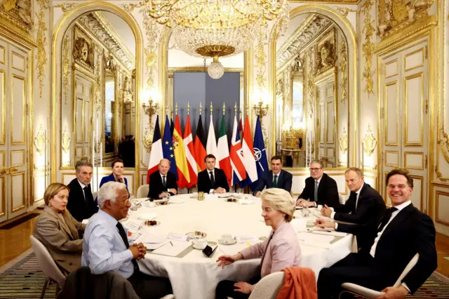 ウクライナ情勢を協議するため、イギリスと欧州各国の首脳、EUやNATOの代表らが急きょ集まった（17日、パリ）
