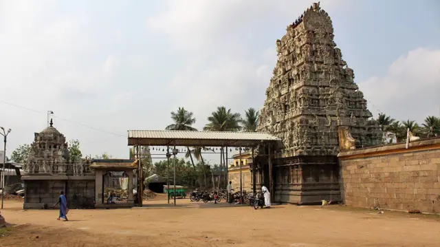 பெரும்பாலும் சித்திரை மற்றும் பங்குனி மாதங்களில் சூரிய ஒளி மூலவர் மீது விழுமாறுதான் இதுபோன்ற கோவில்கள் கட்டப்படும்