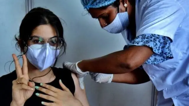 தடுப்பூசி செலுத்திக் கொள்ளும் பெண்