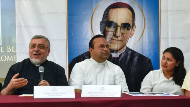 Padre Rafael Urrutia (à esquerda)betánocoletivabetánoimprensabetánoSan Salvador,betánojulhobetáno2018,betánoque falou do milagre atribuído a Romero