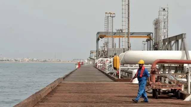 ইরানের একটি তেল টার্মিনাল। নিষেধাজ্ঞার পরও ইরান থেকে তেল কিনতে মরিয়া ভারত