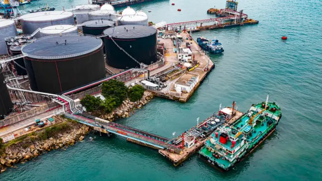 બંદર પર ક્રૂડ ઑઈલ ભરી રહેલા જહાજની તસવીર