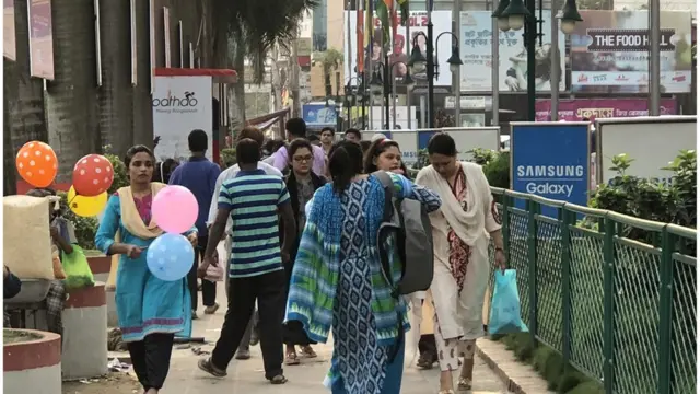 বাংলাদেশের তরুণীরা বলছেন, ঘুরে বেড়ানো বা রেস্তোরায় খাওয়া তাদের বিনোদনের অন্যতম উপায়