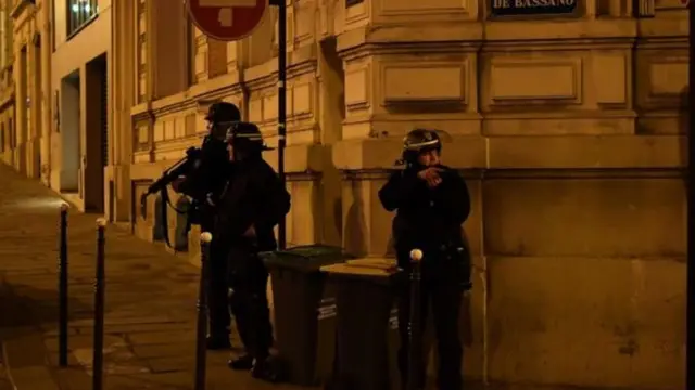 ප්‍රහාරයෙන් පසු වීථි සෝදිසි කරන ආරක්ෂක නිලධාරීන්