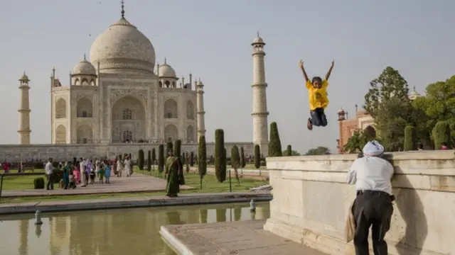 તાજમહેલ પાસે પર્યટકોની તસવીર