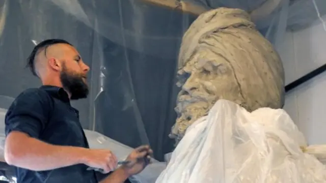 ਮੂਰਤੀਕਾਰ ਲਿਊਕ ਪੈਰੀ ਨੇ ਕਿਹਾ ਕਿ ਉਨ੍ਹਾਂ ਨੂੰ ਬੁੱਤ ਬਣਾਉਣ ਦੇ ਕੰਮ ਦਾ ਬਹੁਤ ਮਾਣ ਹੈ।