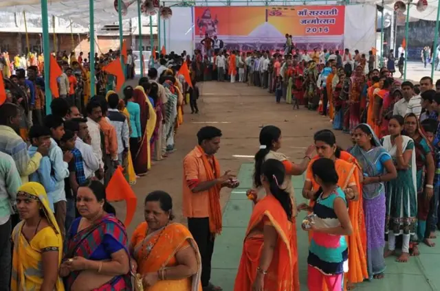 ஏஎஸ்ஐ வழங்கிய தீர்வின்படி பிரார்த்தனைக்காக செல்லும் இந்துக்கள்