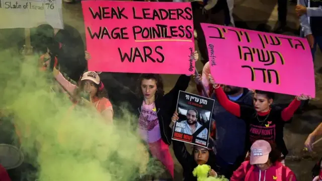 Familia za mateka ziliandamana dhidi ya serikali ya Israel kushindwa kuafikiana mjini Tel Aviv siku ya Jumamosi