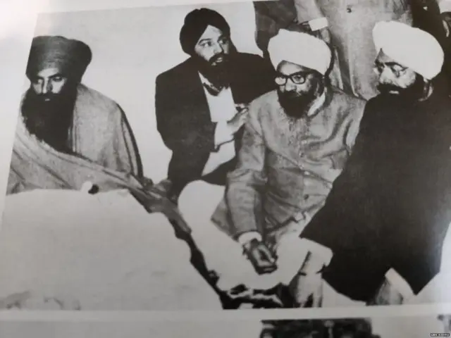 ભિંડરાવાલે પૂર્વ રાષ્ટ્રપતિ જ્ઞાની ઝૈલસિંહ સાથે