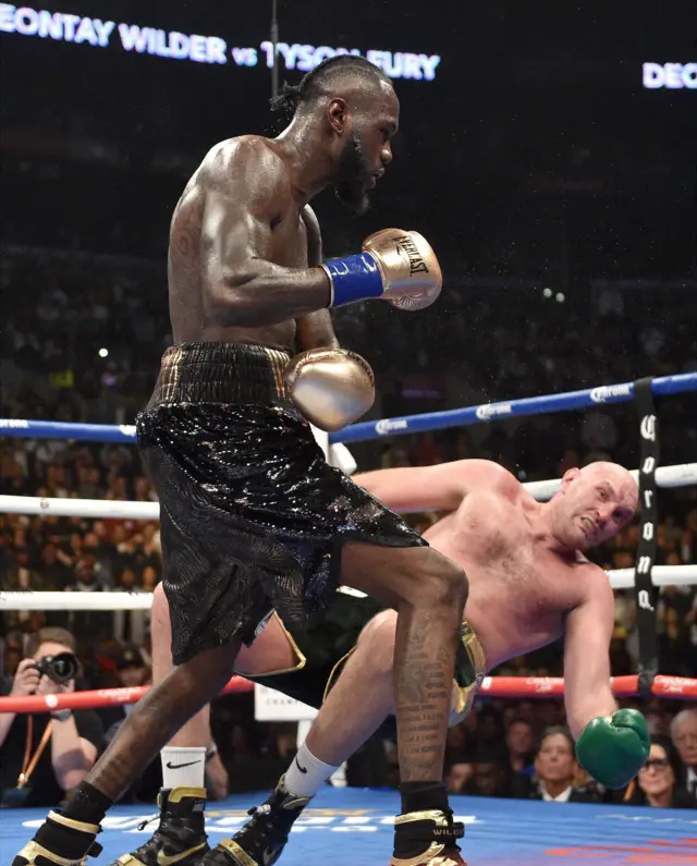 وایلدر در راند نهم و راند دوازدهم فیوری را ناک‌دان کرد