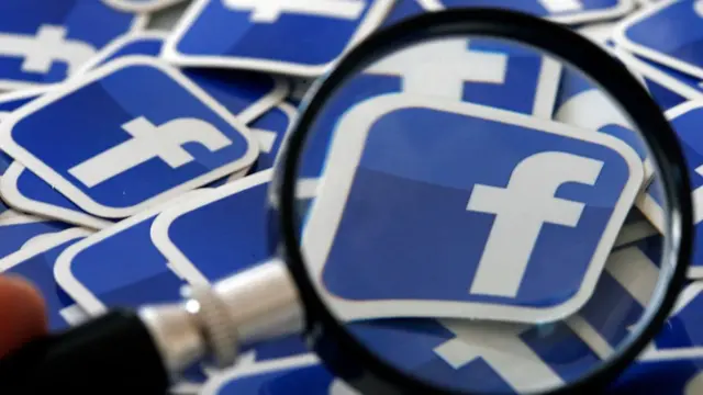 شعار فيسبوك تحت عدسة المكبر