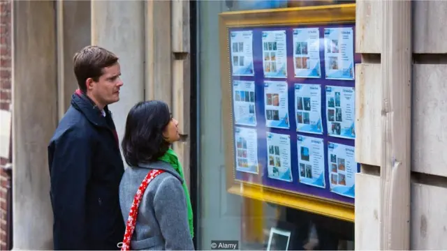 Casal vendo anúnciocasa da denise betcasa