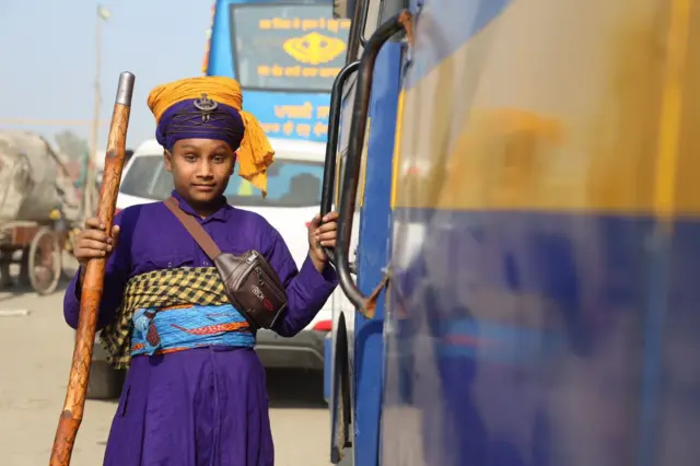 దిల్లీ సరిహద్దుల నుంచి ఇళ్లకు తిరిగి వెళ్తున్న రైతులు