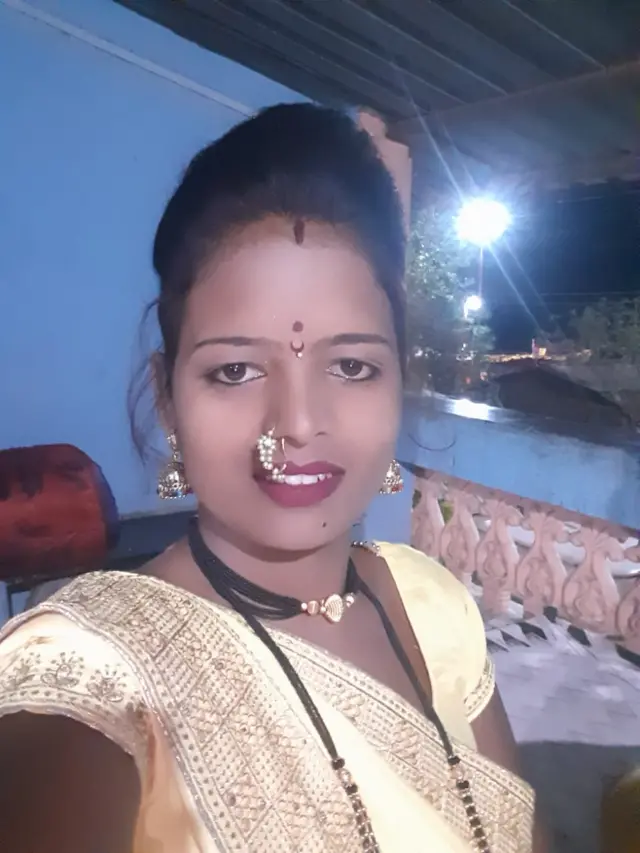 बारावीची परीक्षा उत्तीर्ण झालेली विद्यार्थिनी