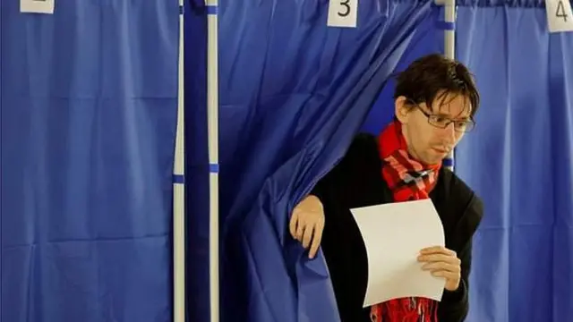 দোনেৎস্কের এক ভোটদান কেন্দ্রে ভোট দিচ্ছেন একজন ভোটার