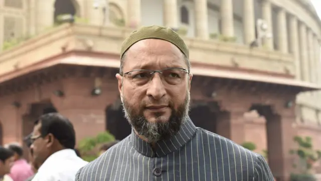 পার্লামেন্টের সামনে আসাদউদ্দিন ওয়াইসি