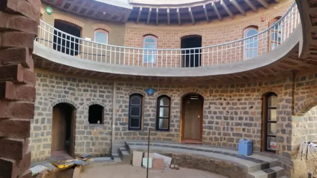 புவி வெப்பமயமாதல்: தண்ணீர் பிரச்சனையும் வியக்க வைக்கும் மாற்று வீடுகளும்