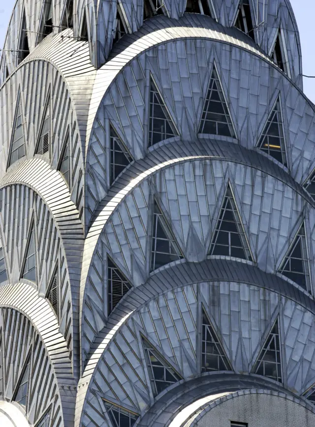 Отделка одного из самых известных архитектурных сооружений стиля арт-деко - небоскреба Chrysler в Нью-Йорке - широко использует древнеегипетские орнаменты