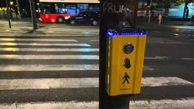 Stari žuti detektorski taster proizvođača Elkom