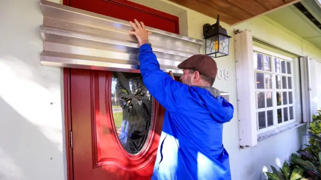 Hombre protegiendo su casa en Florida, Estados Unidos