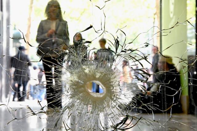 巴黎香榭麗舍大街商店櫥窗上周五仍可見周四的槍擊彈孔