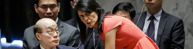 8月5日，联合国安理会就新一轮制裁朝鲜决议进行表决前，美国驻联合国大使妮基·黑利（Nikki Haley）和中国驻联合国大使刘结一交谈。