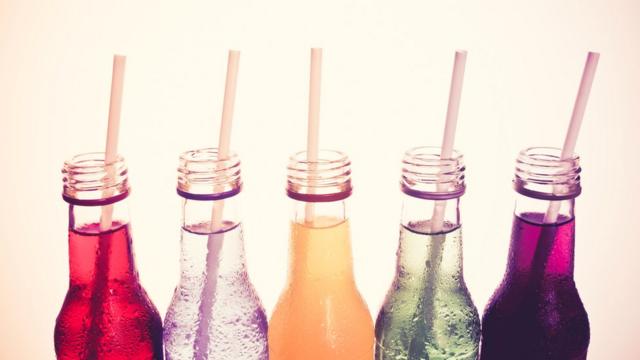 Garrafasblaze com jogarbebidas coloridas com canudos