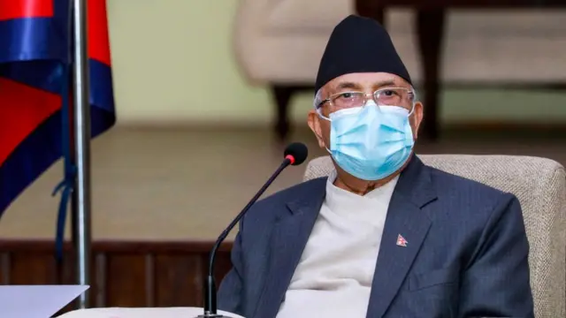 प्रधानमन्त्री ओली मास्क लगाएर