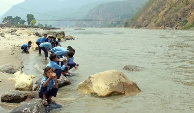 कर्णालीको धमिलो पानी पिउँदै दैलेख आठबीस नगरपालिका-४ स्थित जनज्योति माध्यमिक विद्यालयमा अध्ययनरत बालबालिका