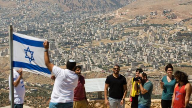 Израильские студенты с флагом возле поселения Элон Морен на Западном берегу
