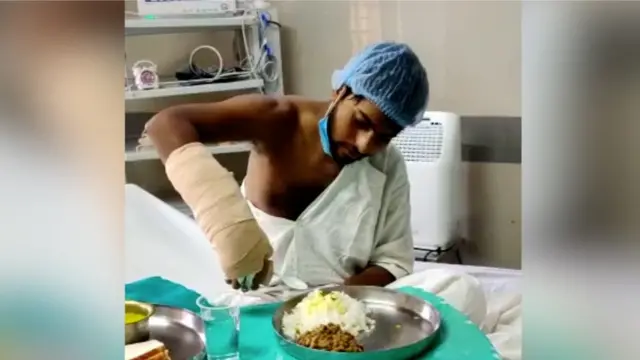 राहुलने पहिल्यांदा हातात चमचा धरला