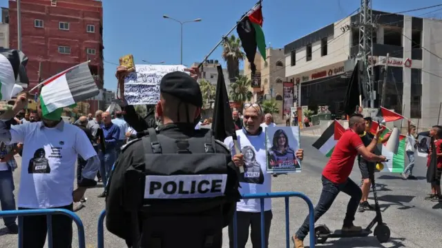 فلسطینی‌ها در فاصله قابل‌توجهی با مقر تشکیلات خودگردان اجازه پیدا کردند اعتراضشان را نشان دهند