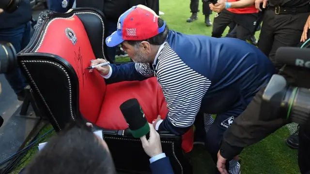 این ششمین تجربه مربی‌گری مارادونا است، او سابقه هدایت تیم ملی آرژانتین در جام جهانی را هم دارد