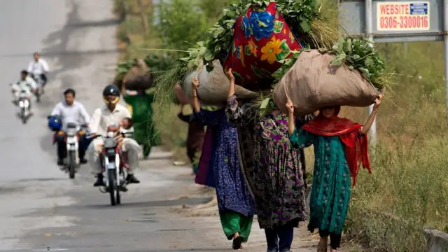 اقوام متحدہ کی ایک رپورٹ کے مطابق دنیا میں لڑکوں کے برعکس لڑکیاں بلامعاوضہ گھریلو کاج پر 40 فیصد زیادہ وقت صرف کرتی ہیں۔