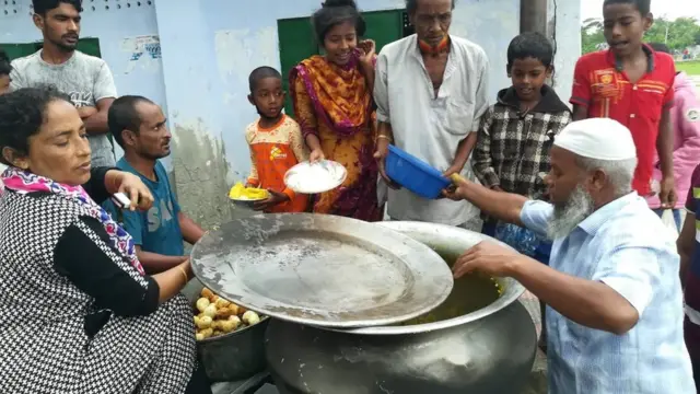 এই দুর্যোগের মাঝেও মানুষ বাড়িয়ে দিয়েছে সাহায্যের হাত।