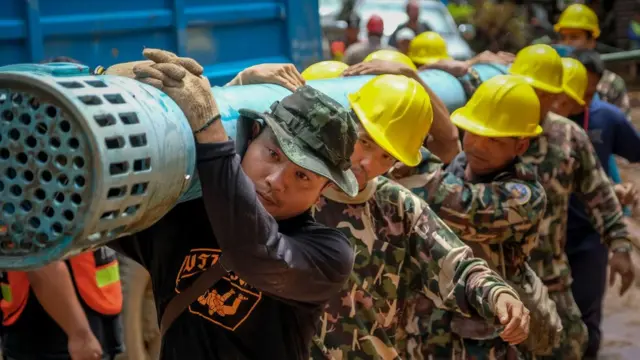 Les équipes de secours à pied d'œuvre pour évacuer les enfants bloqués dans la grotte de Tham Luang Nang Non.