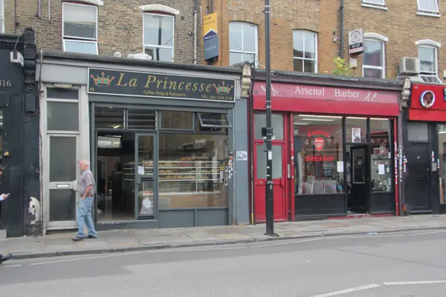 Youssef est un client régulier du café ''La Princesse'', très populaire dans le quartier. La diaspora algérienne aime à se retrouver autour d'un café et de douceurs du pays.