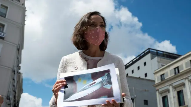 La ministra española Reyes Maroto muestra una imagen de la amenaza recibida