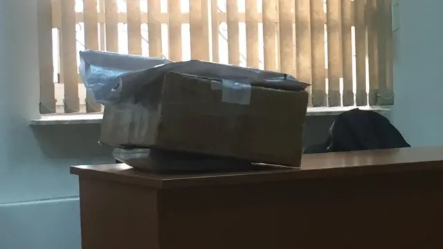 Коробка с деньгами, предназначенными для взятки