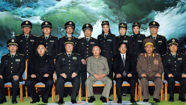 Kim Jong-il (centro) e Kim Jong-un com militares norte-coreanosdicas para ganhar na bet365fotodicas para ganhar na bet3652010