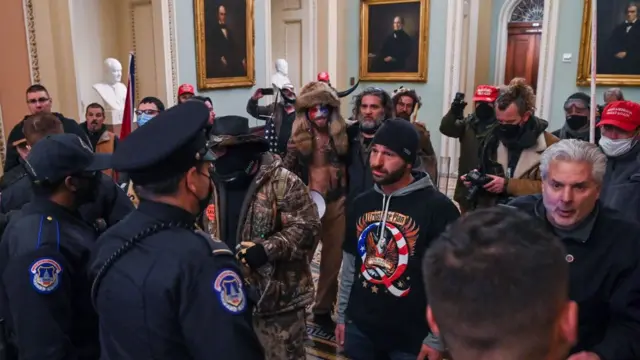 Протестующие прорвали кордоны и проникли в Капитолий