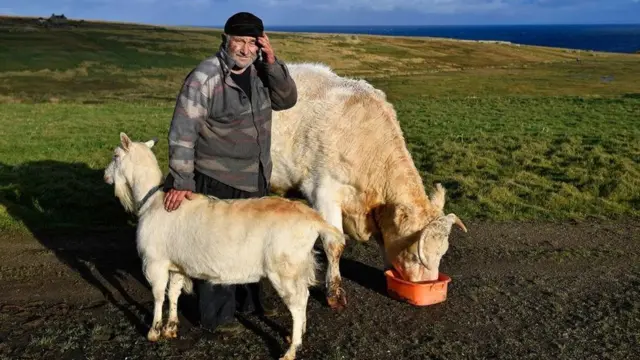 牧羊人抚摸着他的两只羊