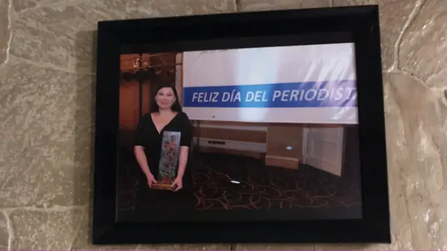 Karla Turcios cuando ganó un reconocimiento como periodista en La Prensa Gráfica