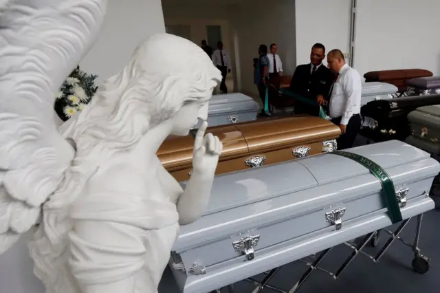 Ataúdes con los restos de algunas de las 71 personas que murieron en el accidente del avión de Lamia el lunes en la noche en Colombia.